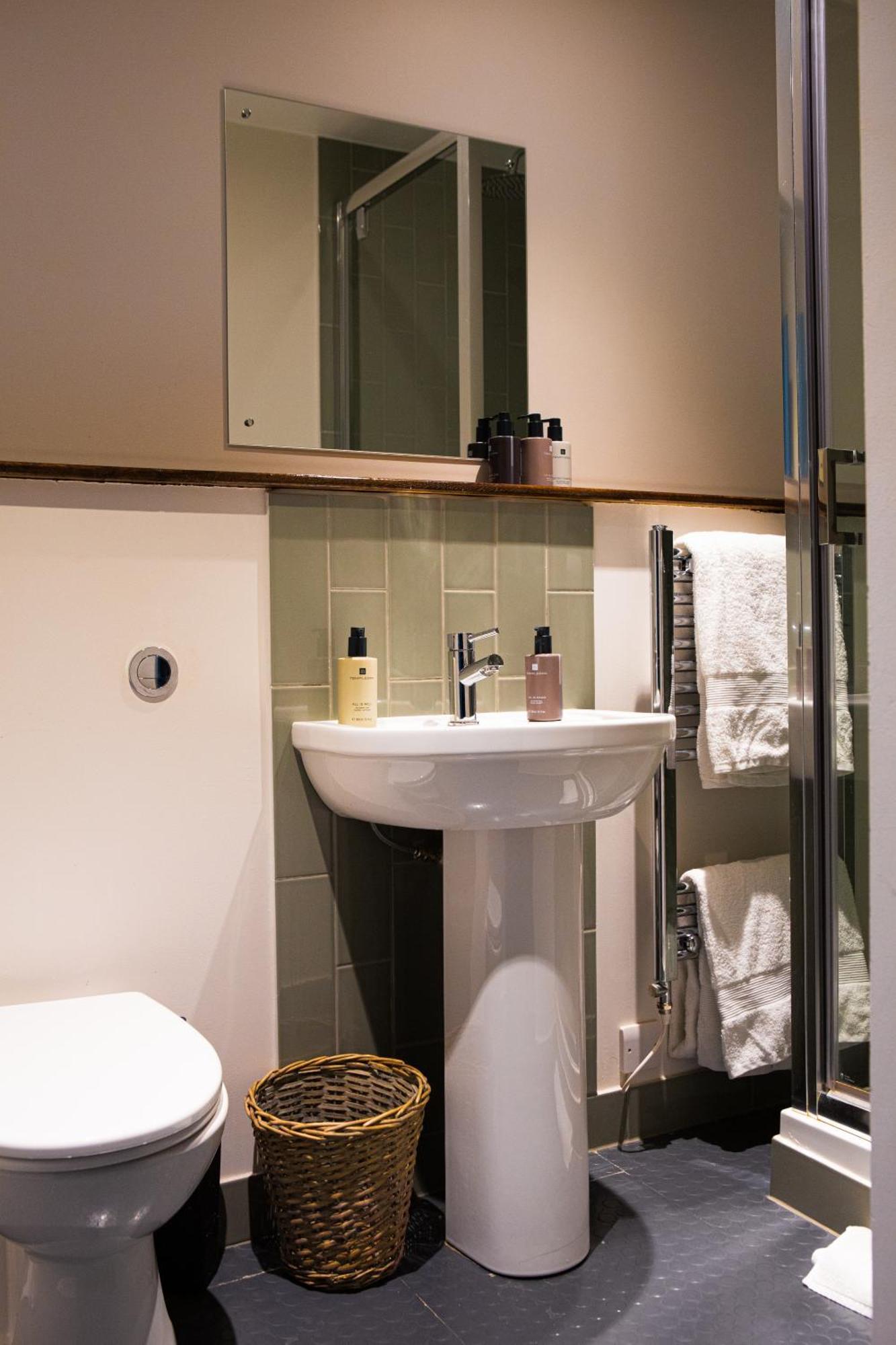 The Crown Rooms Лондон Экстерьер фото
